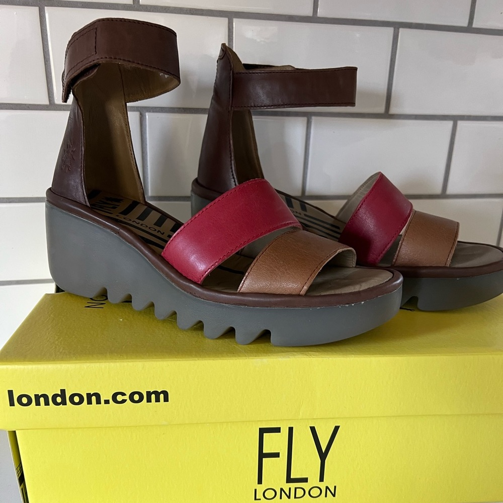 FLY London BONO290FLY Wedge Sandal, size 7.5 (38)